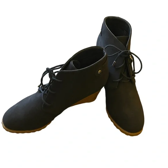 Gloria Vanderbilt Shoes Gloria Vanderbilt Faux Suede Wedge